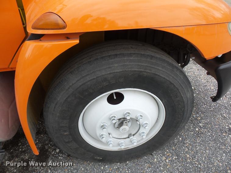 image for item L3540 2004 International DuraStar 4300 box truck