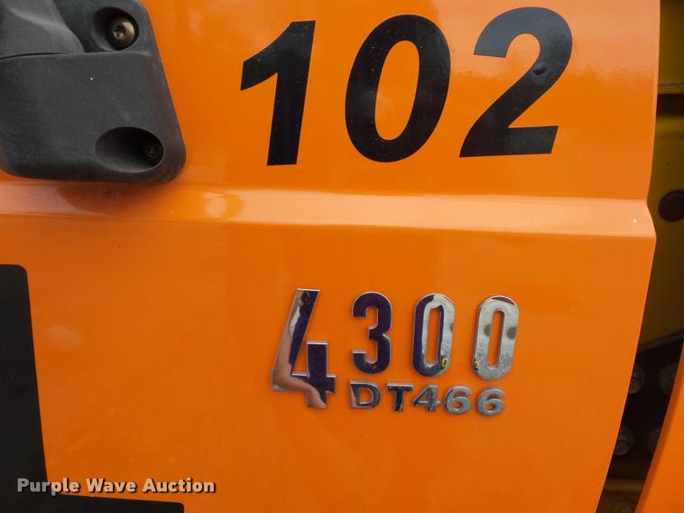 image for item L3540 2004 International DuraStar 4300 box truck