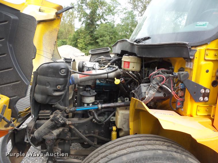 image for item L3540 2004 International DuraStar 4300 box truck