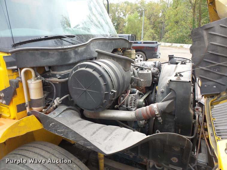 image for item L3540 2004 International DuraStar 4300 box truck