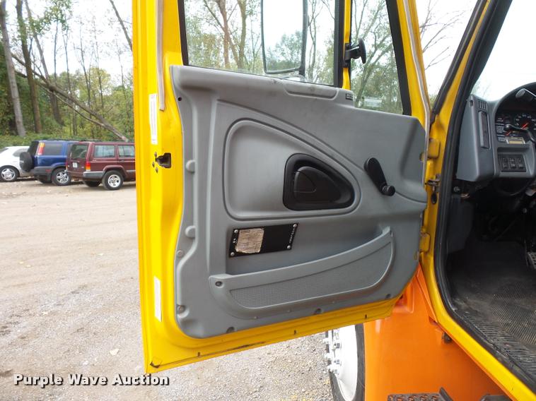 image for item L3540 2004 International DuraStar 4300 box truck