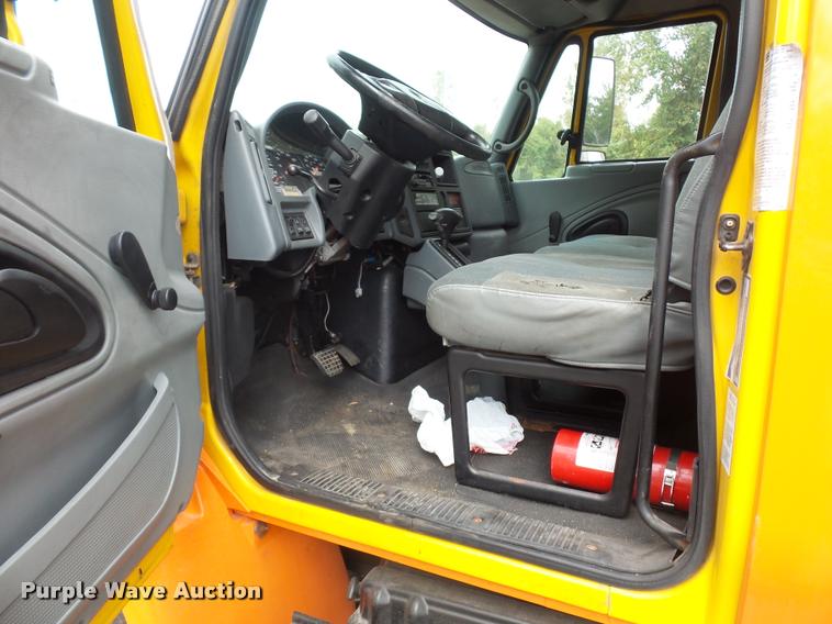 image for item L3540 2004 International DuraStar 4300 box truck