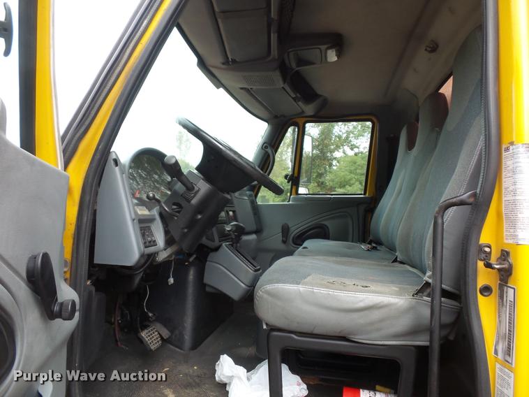 image for item L3540 2004 International DuraStar 4300 box truck