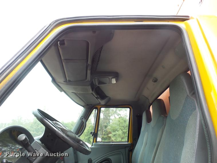 image for item L3540 2004 International DuraStar 4300 box truck