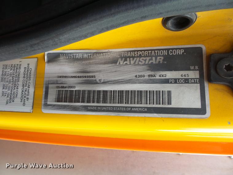 image for item L3540 2004 International DuraStar 4300 box truck