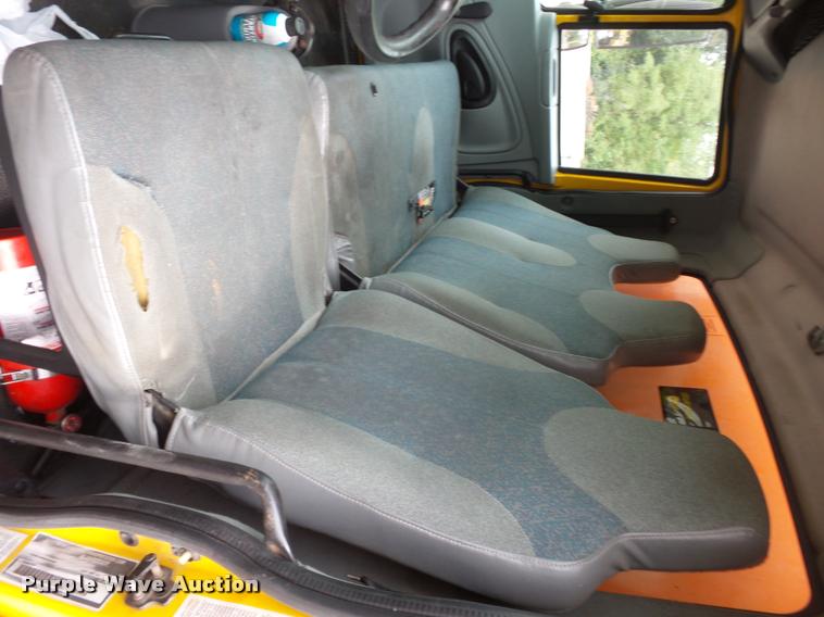 image for item L3540 2004 International DuraStar 4300 box truck