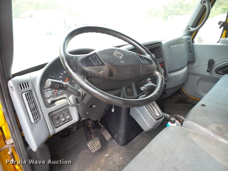 image for item L3540 2004 International DuraStar 4300 box truck