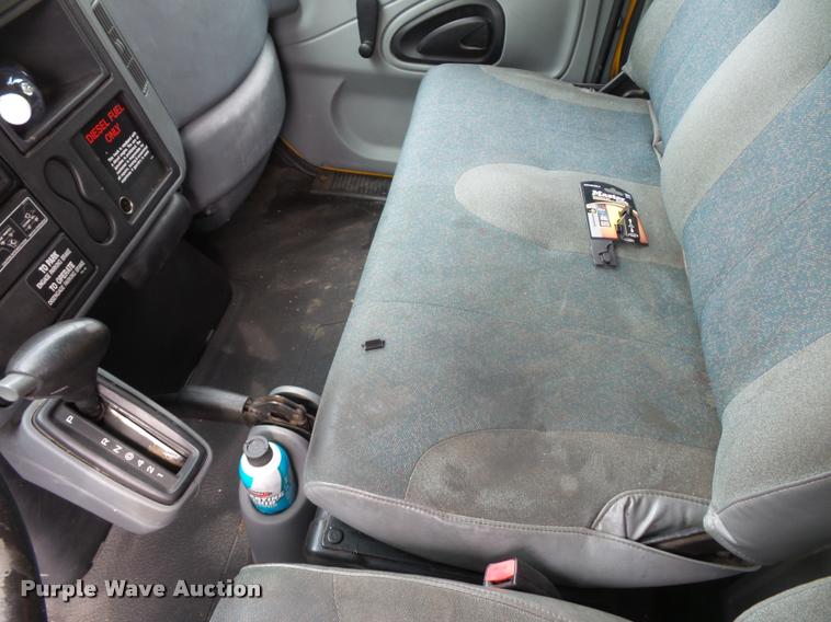 image for item L3540 2004 International DuraStar 4300 box truck