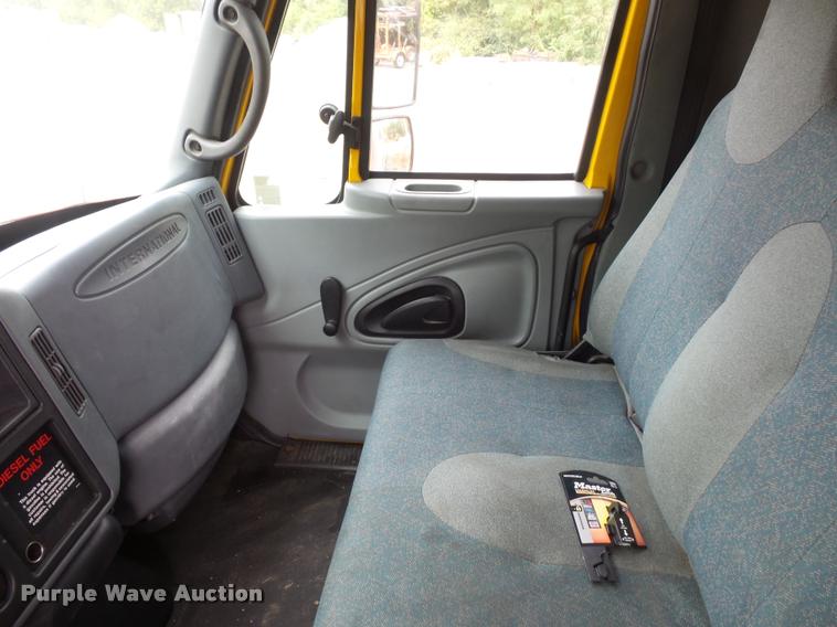 image for item L3540 2004 International DuraStar 4300 box truck
