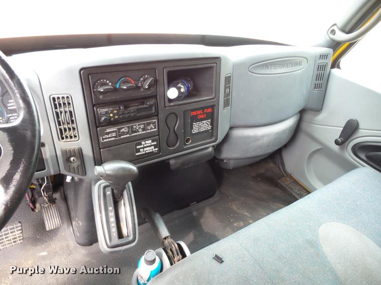 image for item L3540 2004 International DuraStar 4300 box truck