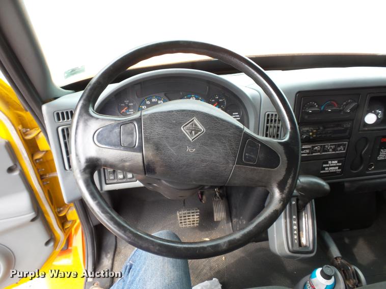 image for item L3540 2004 International DuraStar 4300 box truck