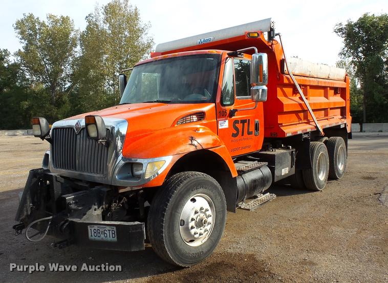 image for item L3541 2003 International 7400 dump truck