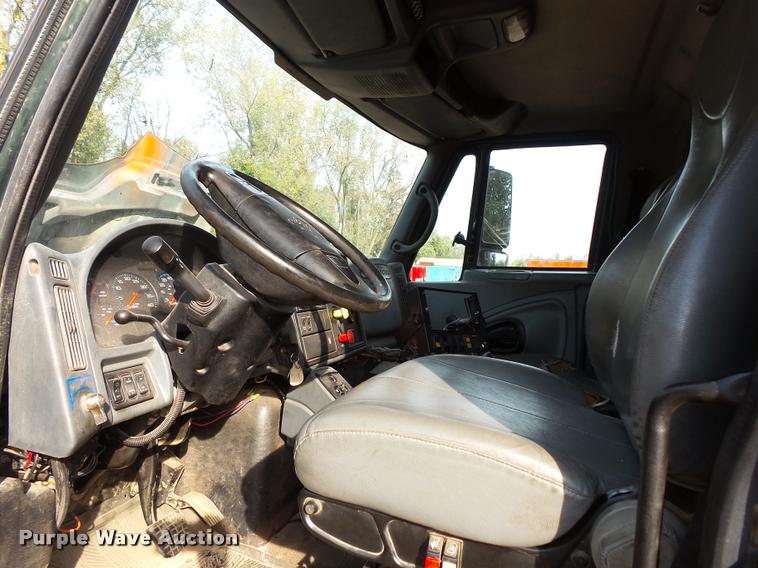 image for item L3541 2003 International 7400 dump truck