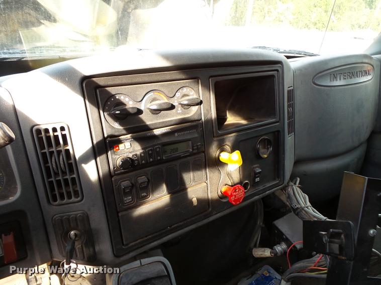 image for item L3541 2003 International 7400 dump truck