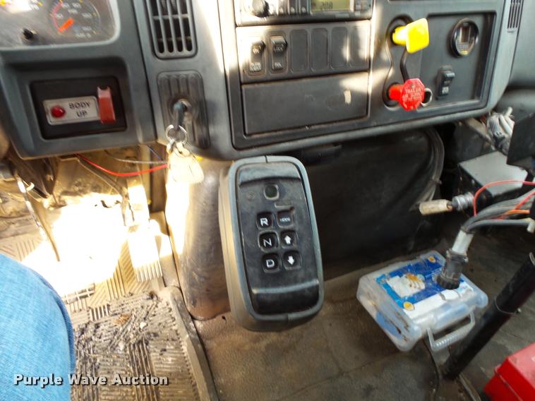 image for item L3541 2003 International 7400 dump truck