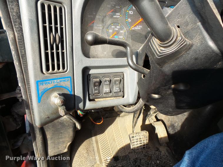 image for item L3541 2003 International 7400 dump truck