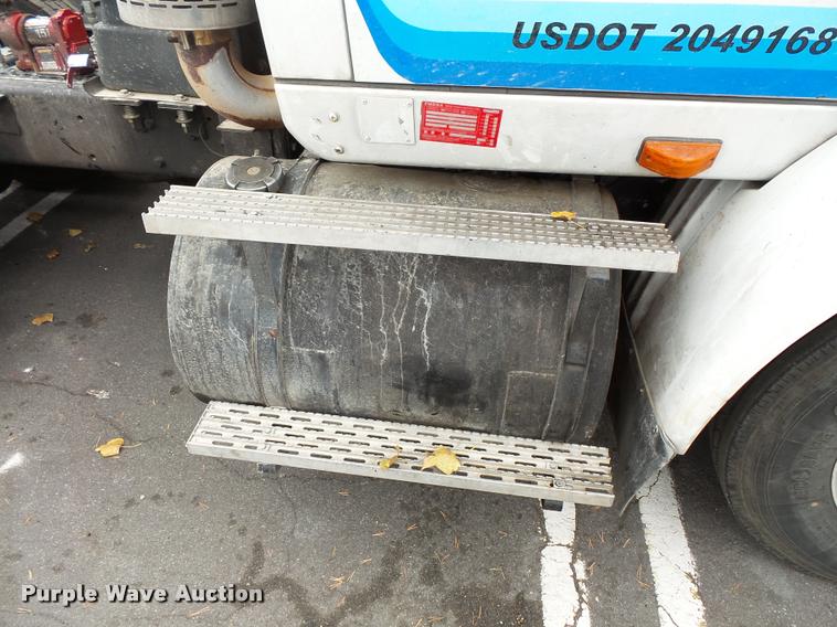 image for item L3550 2006 International TranStar 8600 semi truck