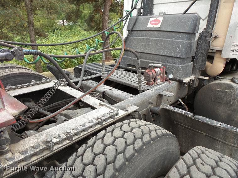 image for item L3550 2006 International TranStar 8600 semi truck