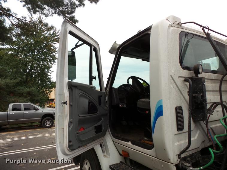 image for item L3550 2006 International TranStar 8600 semi truck