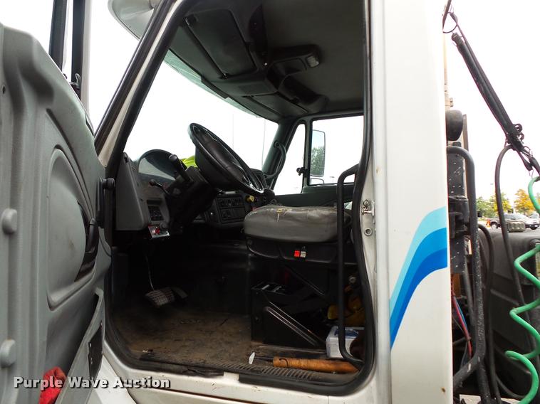 image for item L3550 2006 International TranStar 8600 semi truck