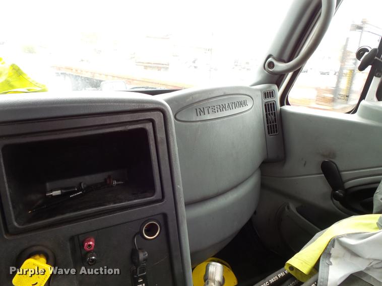 image for item L3550 2006 International TranStar 8600 semi truck