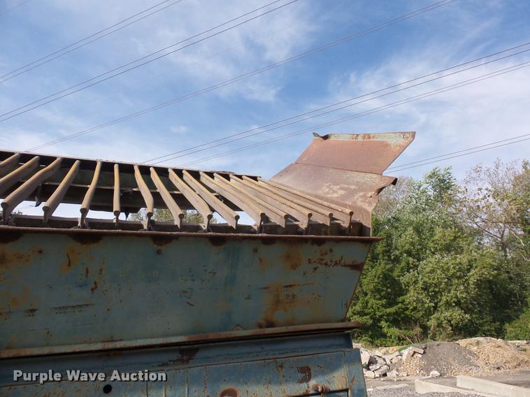 image for item L4340 Power Screen rock screen with hydraulic conveyor