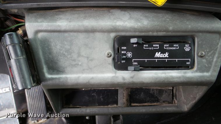 image for item DA2922 1999 Mack DM690S dump truck