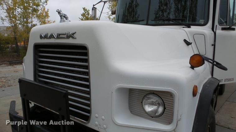 image for item DA2922 1999 Mack DM690S dump truck
