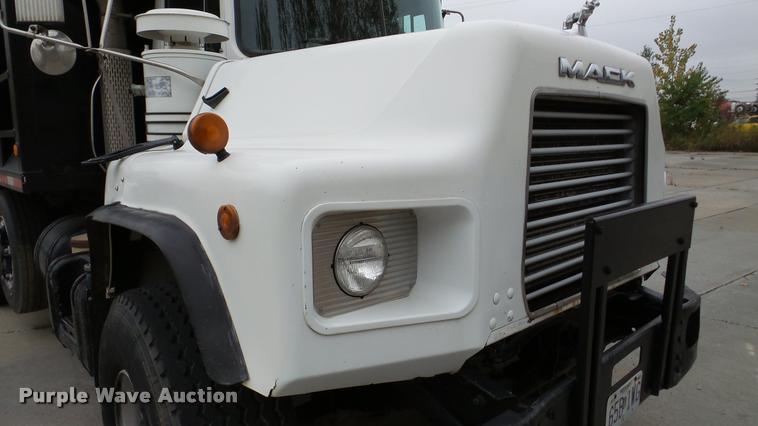 image for item DA2922 1999 Mack DM690S dump truck