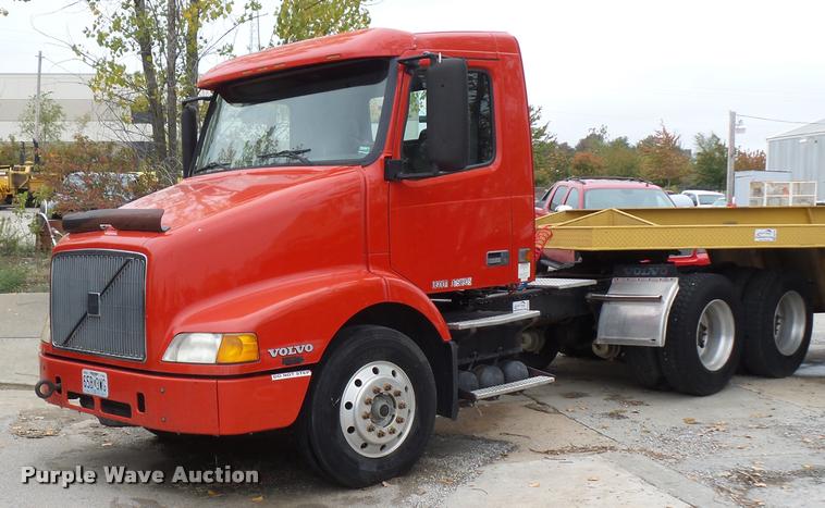 image for item DA2923 1998 Volvo VN semi truck