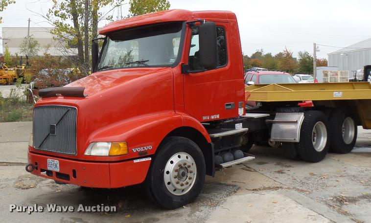 image for item DA2923 1998 Volvo VN semi truck