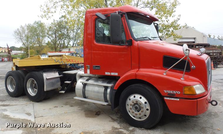 image for item DA2923 1998 Volvo VN semi truck