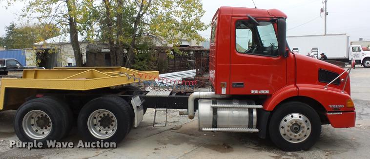 image for item DA2923 1998 Volvo VN semi truck