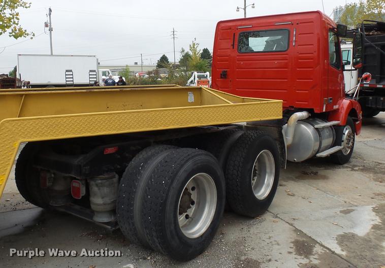 image for item DA2923 1998 Volvo VN semi truck