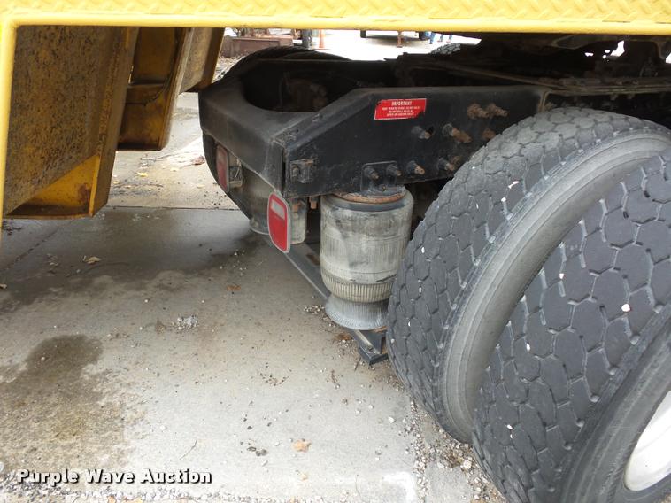 image for item DA2923 1998 Volvo VN semi truck