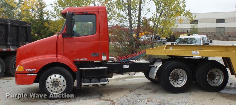 image for item DA2923 1998 Volvo VN semi truck
