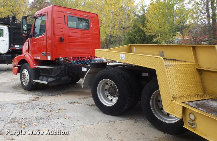 image for item DA2923 1998 Volvo VN semi truck