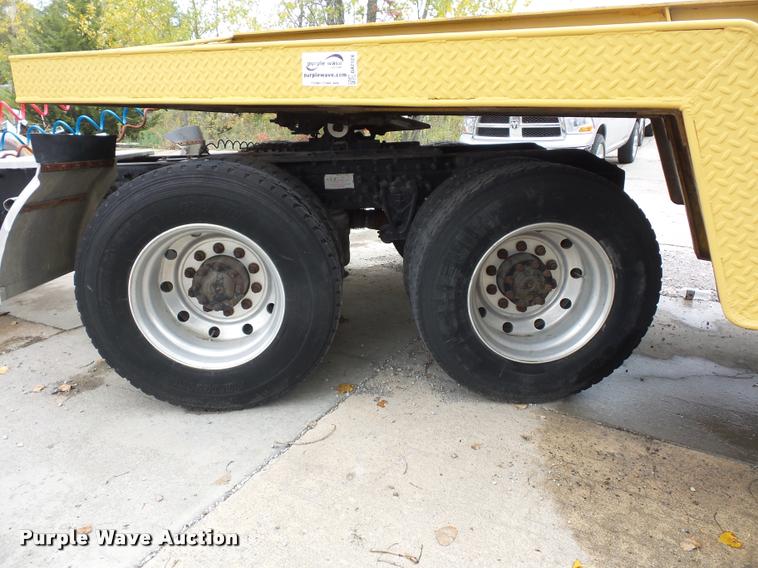 image for item DA2923 1998 Volvo VN semi truck