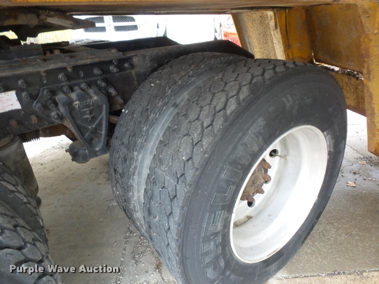 image for item DA2923 1998 Volvo VN semi truck