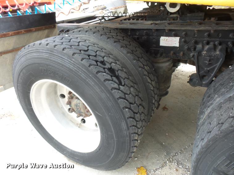 image for item DA2923 1998 Volvo VN semi truck