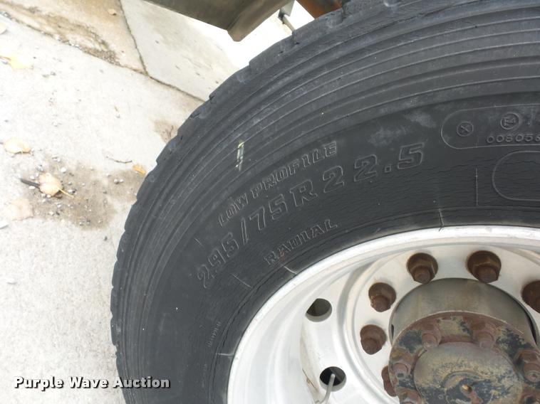 image for item DA2923 1998 Volvo VN semi truck