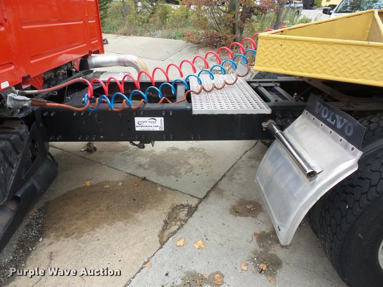 image for item DA2923 1998 Volvo VN semi truck