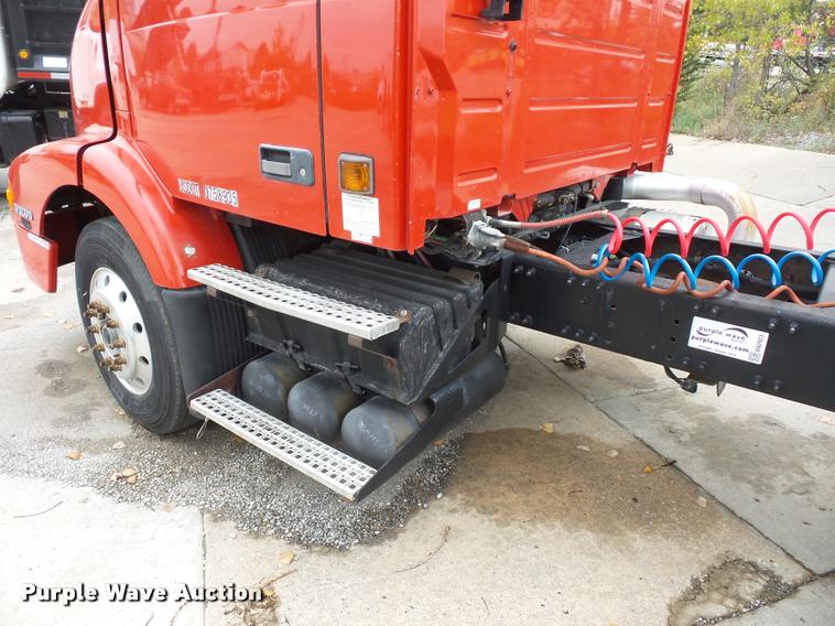 image for item DA2923 1998 Volvo VN semi truck