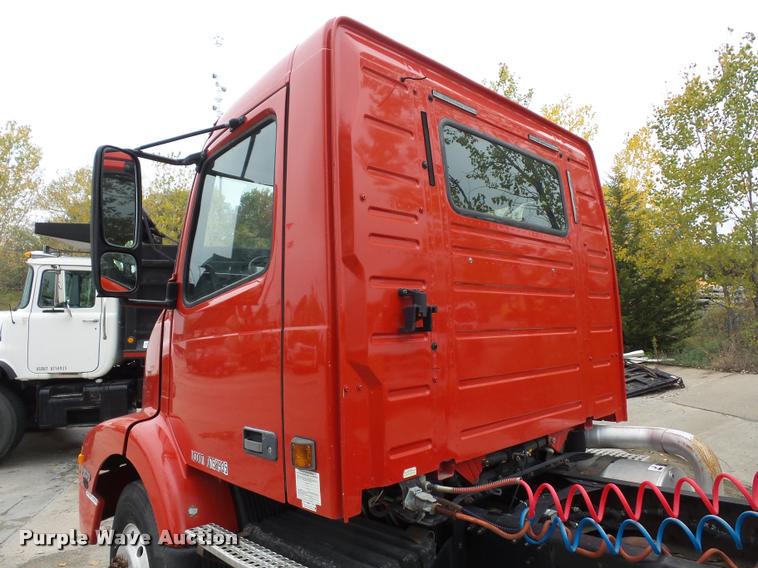 image for item DA2923 1998 Volvo VN semi truck