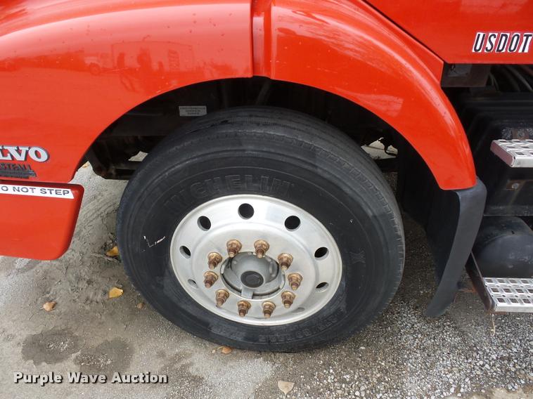 image for item DA2923 1998 Volvo VN semi truck