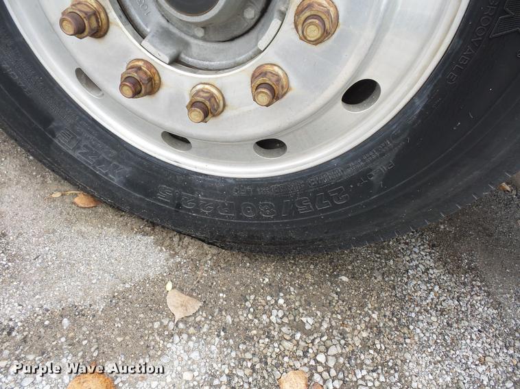 image for item DA2923 1998 Volvo VN semi truck