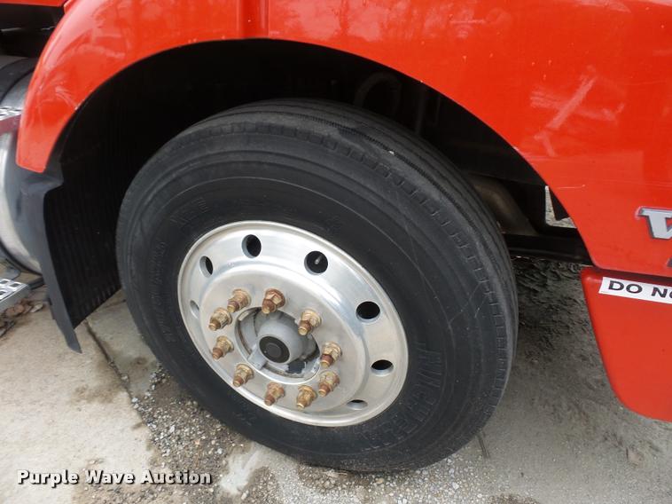 image for item DA2923 1998 Volvo VN semi truck