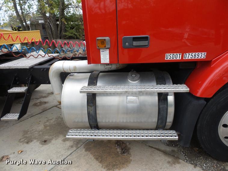 image for item DA2923 1998 Volvo VN semi truck