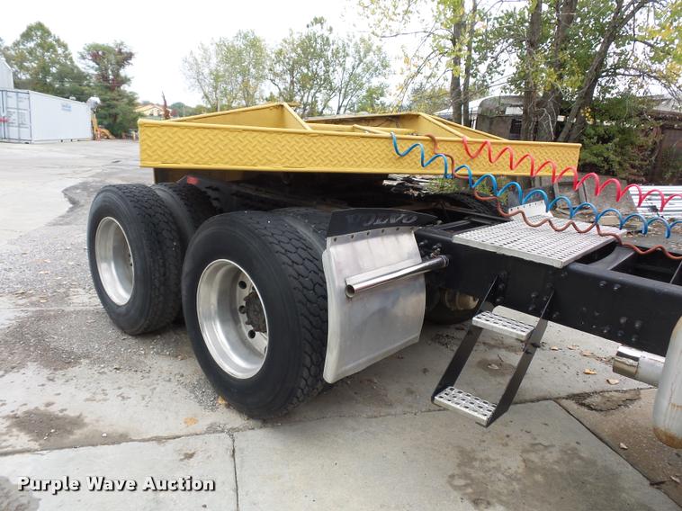 image for item DA2923 1998 Volvo VN semi truck