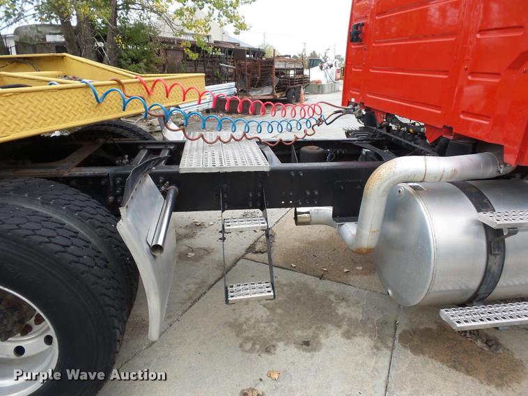 image for item DA2923 1998 Volvo VN semi truck